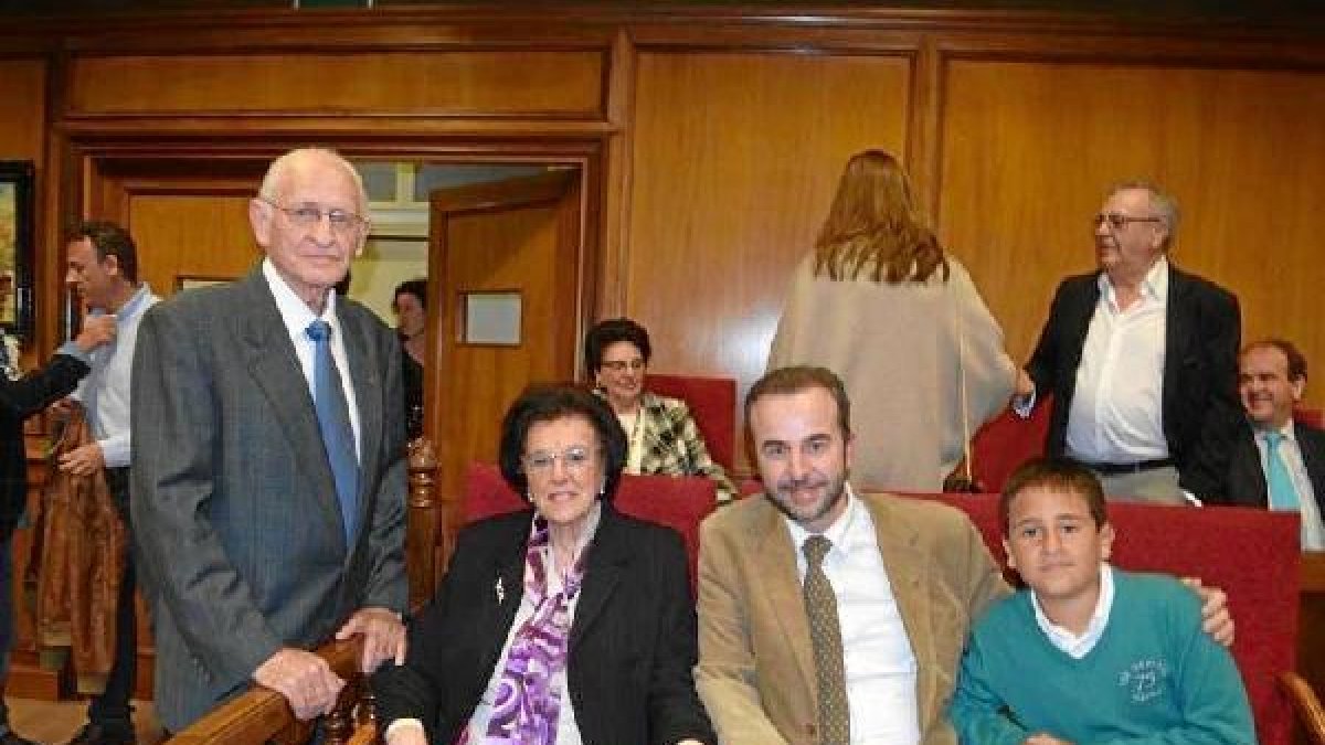 Dionisio Godoy, acompañado por su familia, antes de comenzar su homenaje en la Diputación