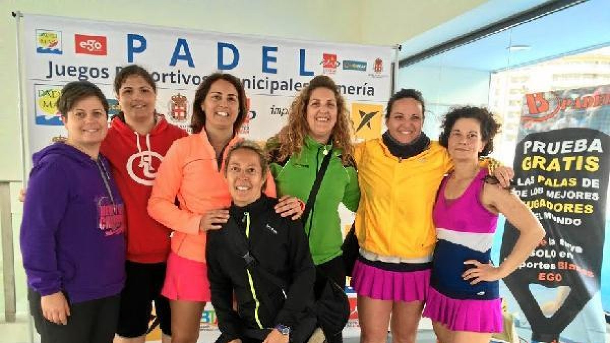 Las campeonas posan tras la victoria.