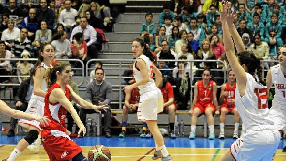 Elena Rueda ha disfrutado mucho del baloncesto en la nueva categoría.