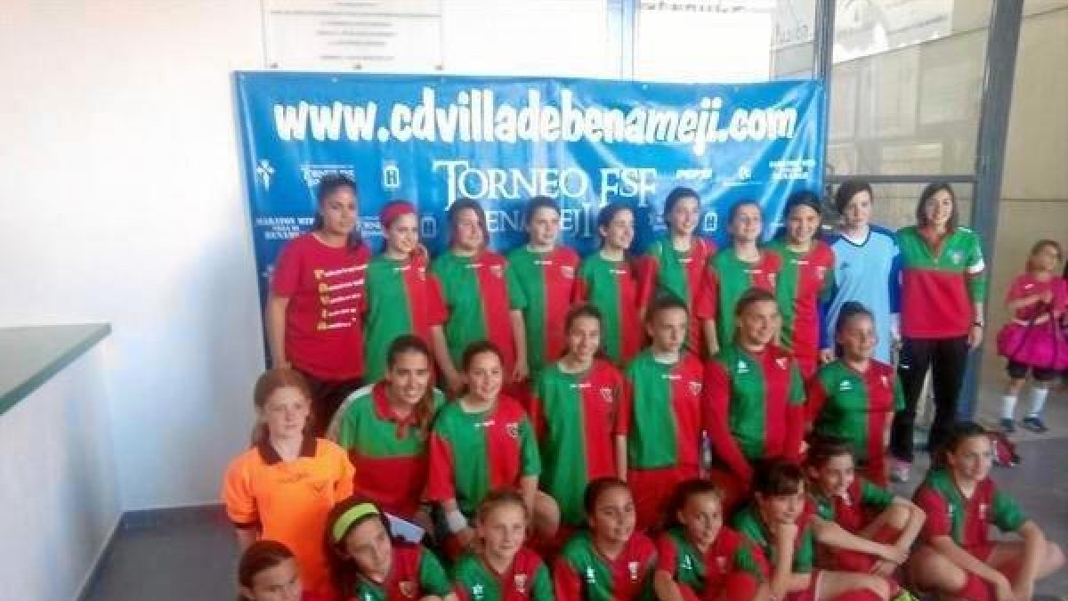 Los dos equipos del Pavía posan en el Torneo de Benamejí.