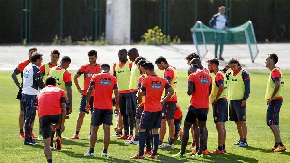 Terapia de grupo para la plantilla del Granada tras caer en Almería.