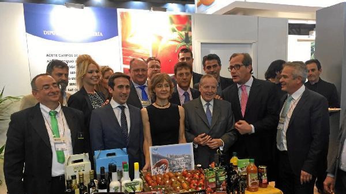 La ministra de Agricultura en el stand de la Diputación de Almería