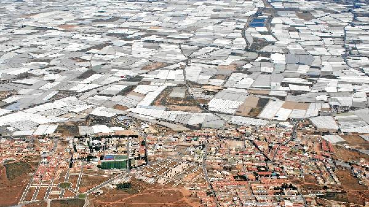 Vista aérea de invernaderos en la provincia