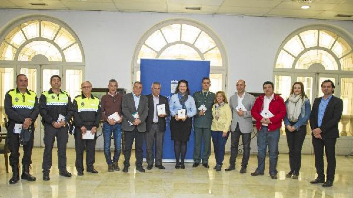 Foto en grupo de los asistentes a la presentación.