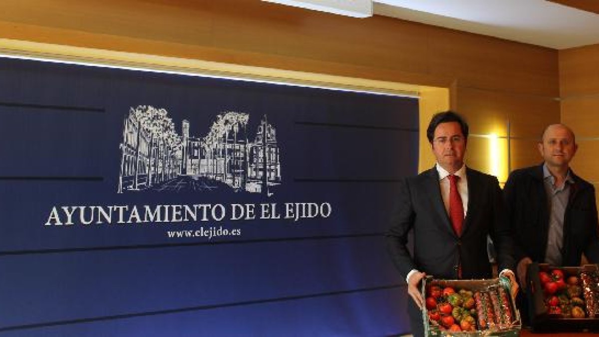 El alcalde de El Ejido y el concejal de Agricultura y Medio Ambiente muestran las cajas con distintas variedades de tomates que han enviado a Chicote