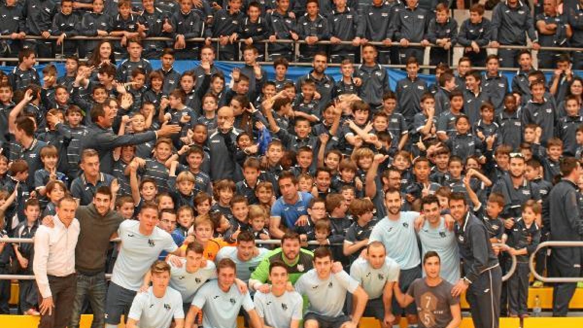 Los canteranos del fútbol sala posaron en el pabellón de El Ejido.