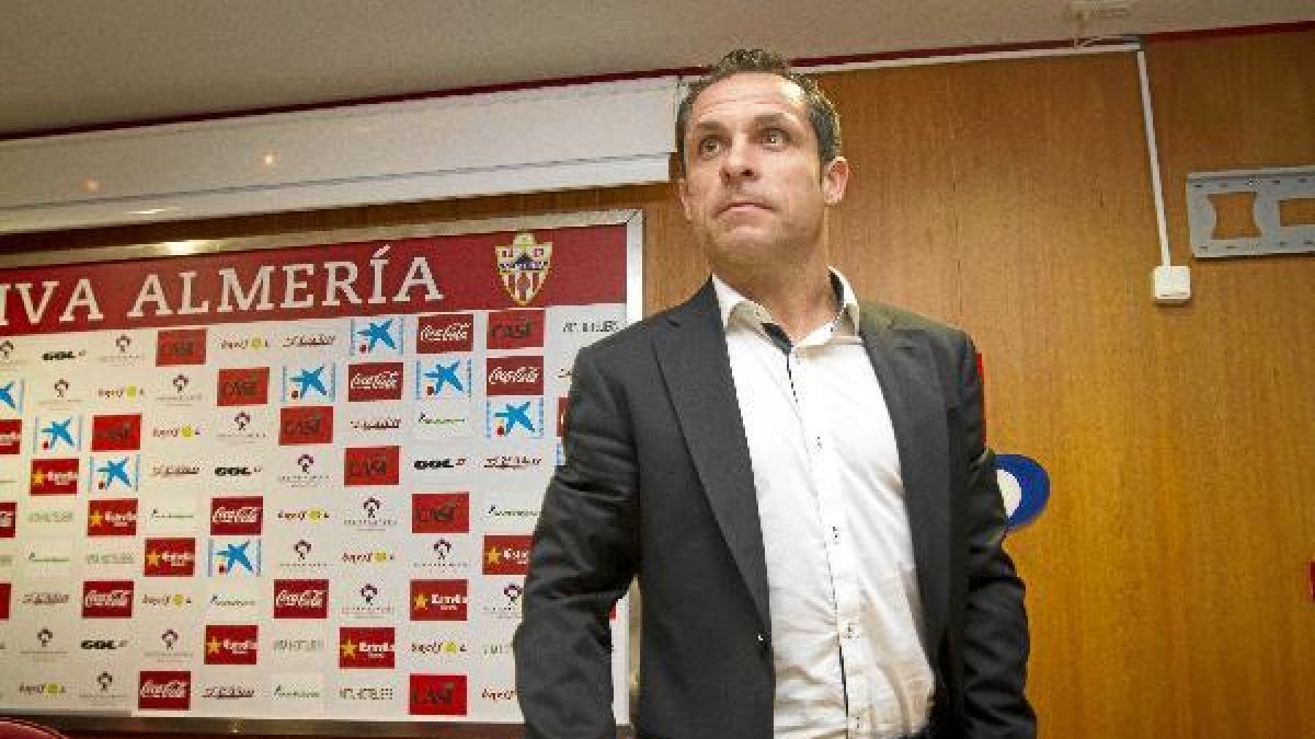 Pose de general del mister Sergi Barjuan en su puesta de largo.