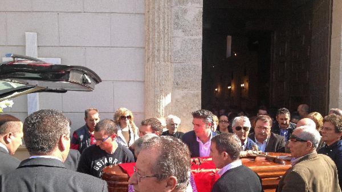 Salida del féretro de Segura Vizcaíno de la iglesia de las Angustias