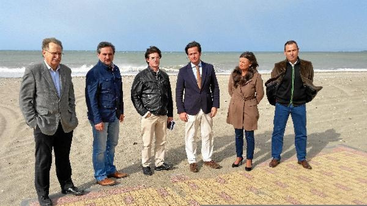 Representantes municipales visitan la zona.