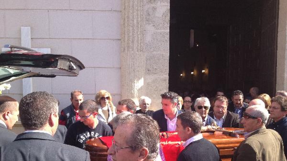 Amigos y familiares introducen los restos mortales de Segura Vizcaíno en el coche fúnebre