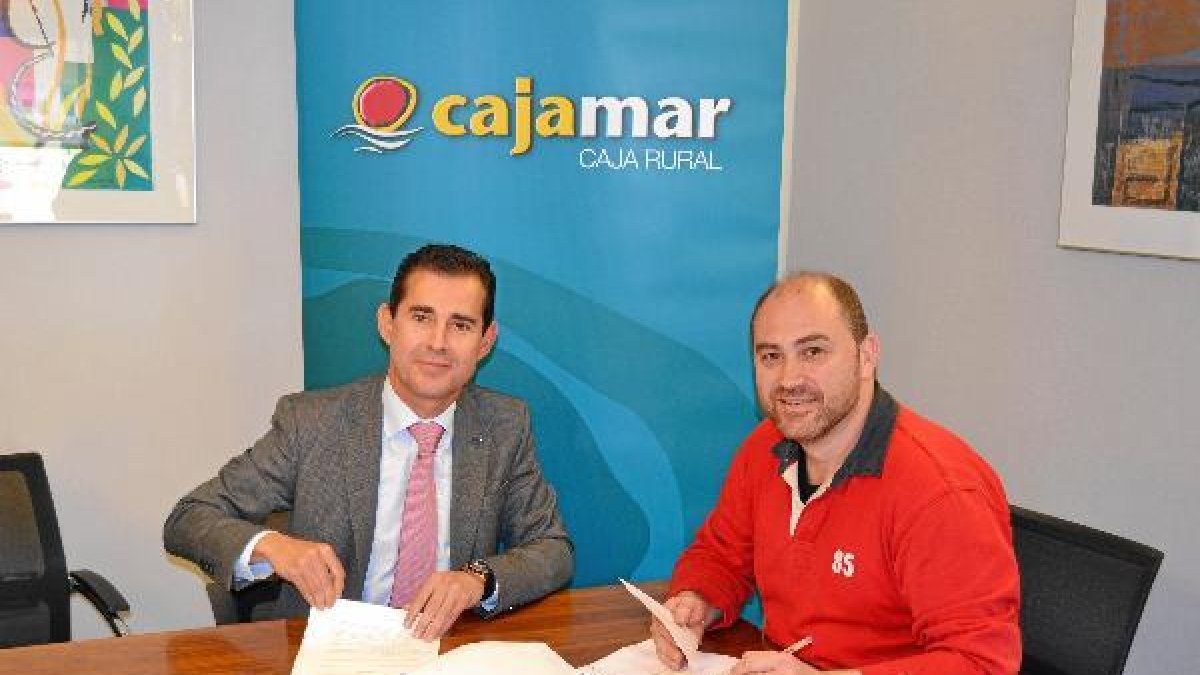 Firma del acuerdo entre Cajamar y Almería Centro