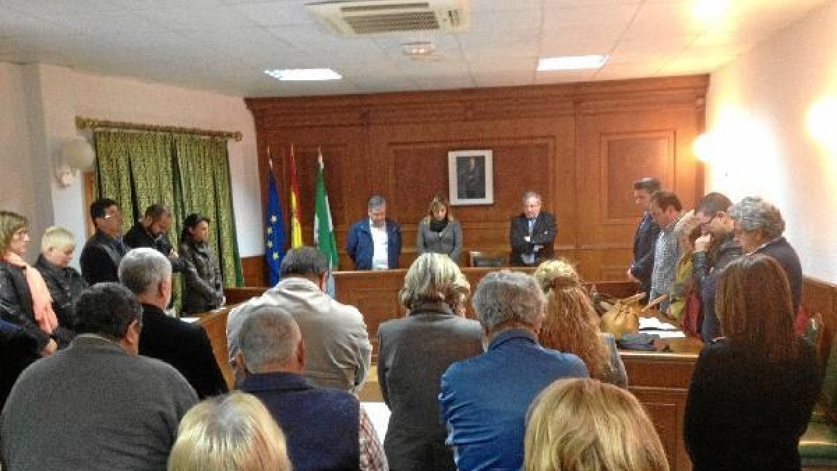Minuto de silencio ayer en el ayuntamiento de Viator