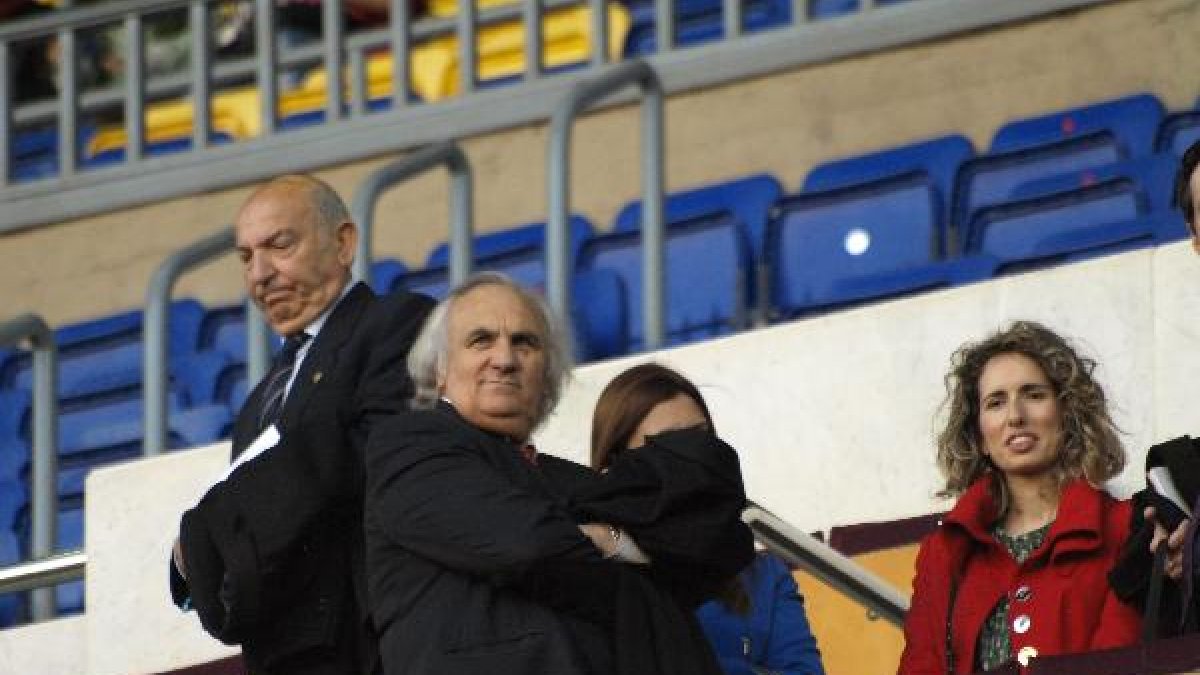 Alfonso García, en el palco del Camp Nou.