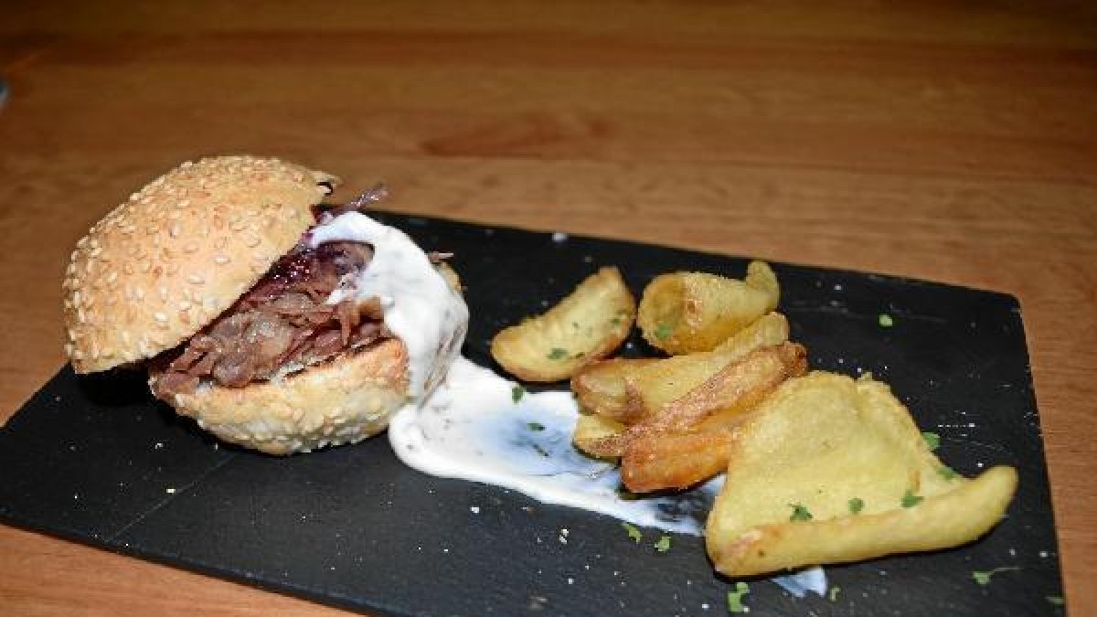 El jurado, reunido en ASHAL, eligió las mejores tapas tradicionales y gourmet, así como el mejor servicio de camareros.