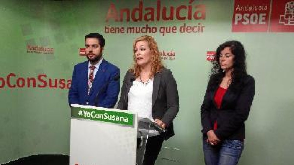 Teresa Piqueras, (centro), junto a Paco Mellado y Estefanía Alcalá.