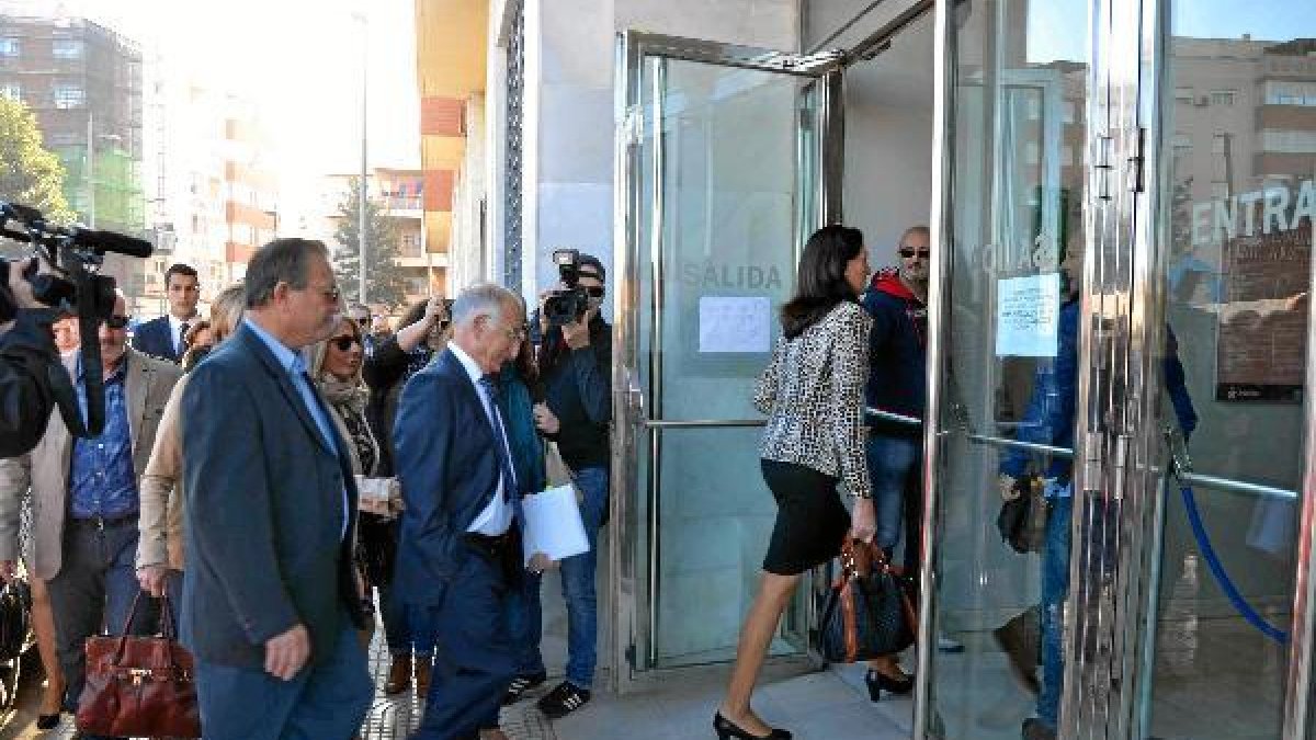 Amat,  acompañado por casi todo su equipo de Gobierno, en día que declaró ante el Juzgado de Roquetas.