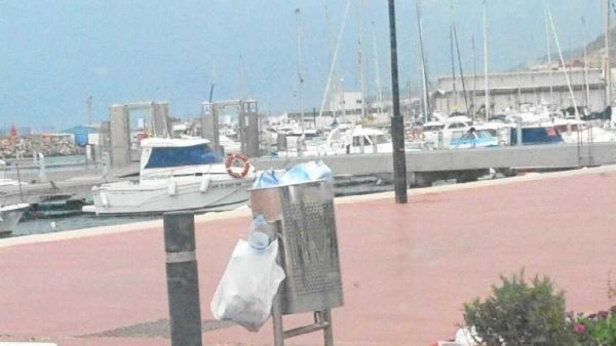 Una de las papeleras de las instalaciones portuarias.