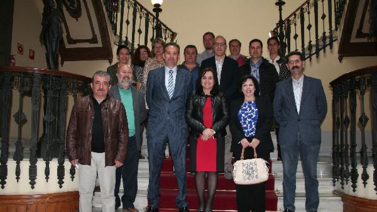 Isabel Arévalo con responsables de la asociación de directores de Infantil, Primaria y Educación Especial.