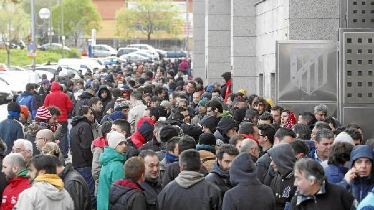 Largas colas para ir al Bernabéu y animar al Atléti.
