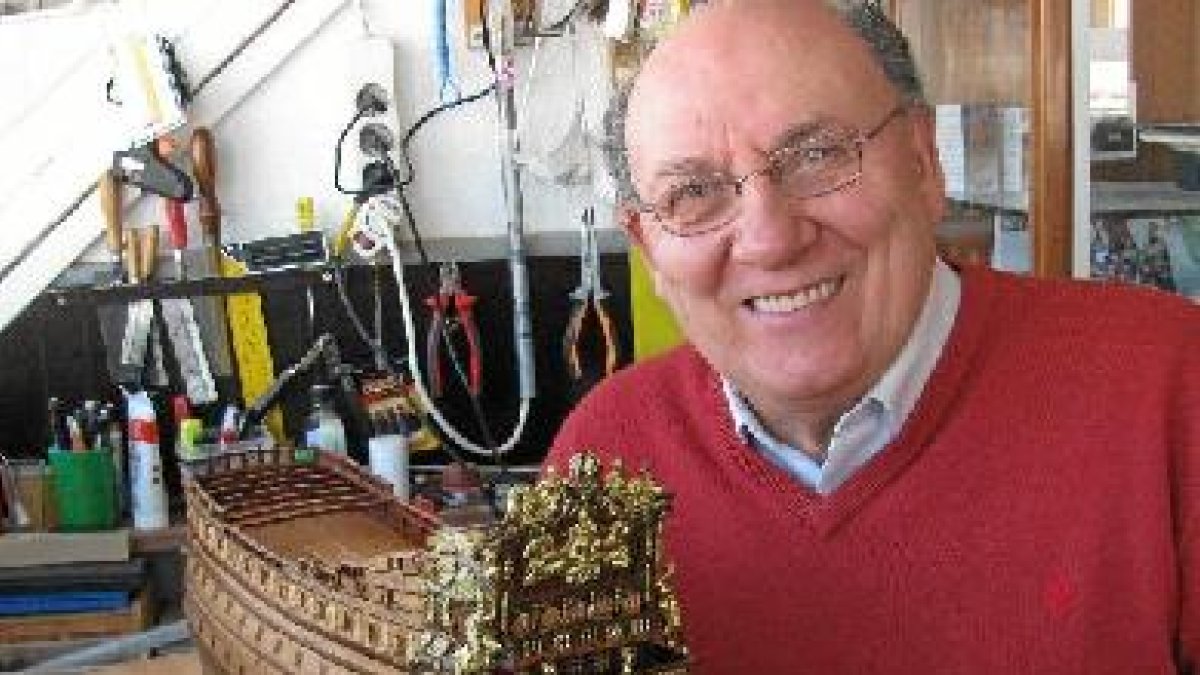 Liberto Amate posa orgulloso junto a uno de sus barcos históricos.