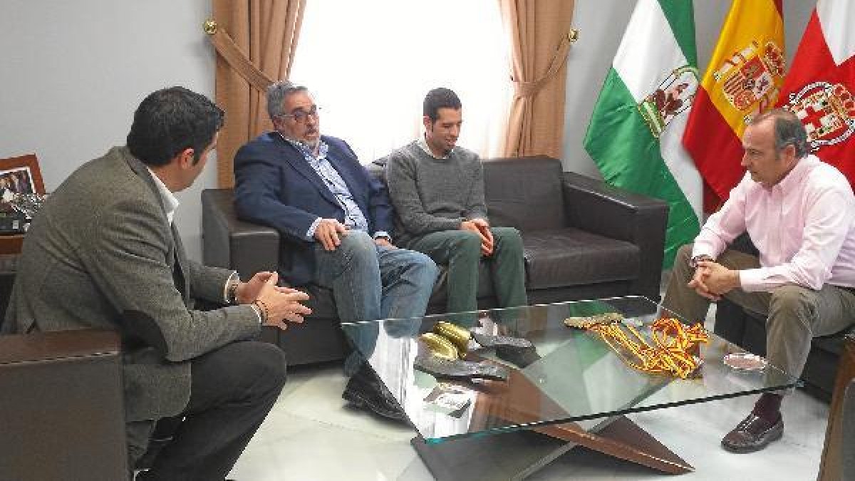 Luis Rogelio y Juanjo Alonso han recibido al campeón almeriense.