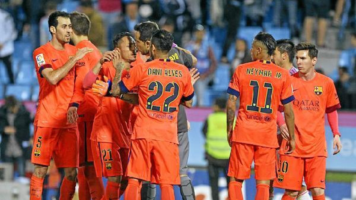 Los jugadores del Barça celebran el gol de la victoria en Vigo.