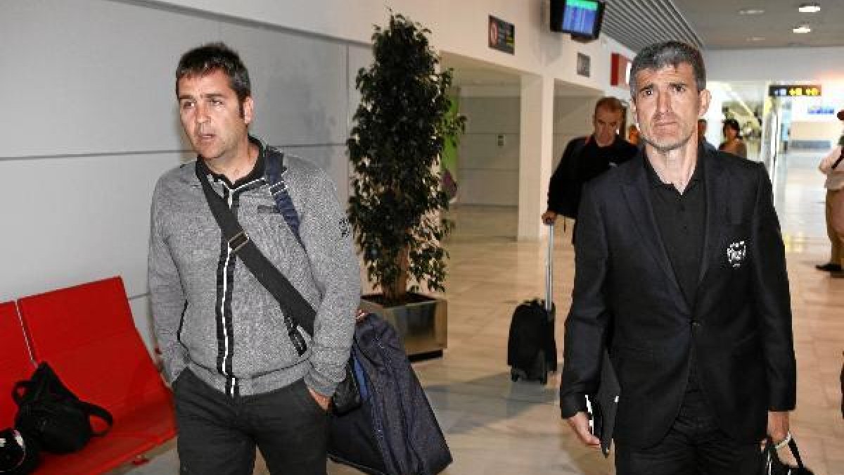 Alberto Benito y Roberto Olabe al regreso de Getafe con el descenso a Segunda consumado.