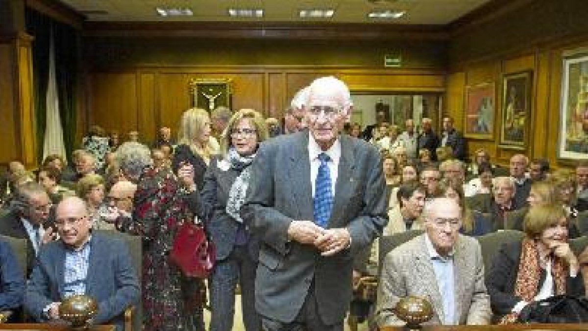 Dionisio Godoy, a su llegada a un salón de plenos de Diputación abarrotado.