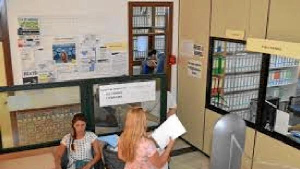 Dos mujeres, en la Oficina de Empadronamiento.