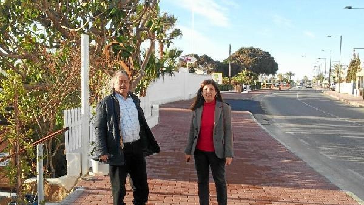 La alcaldesa comprueba el nuevo acerado.