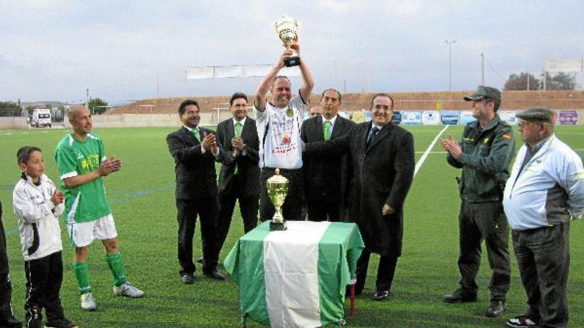 Las Guardia Civil levantó la copa de vencedor.