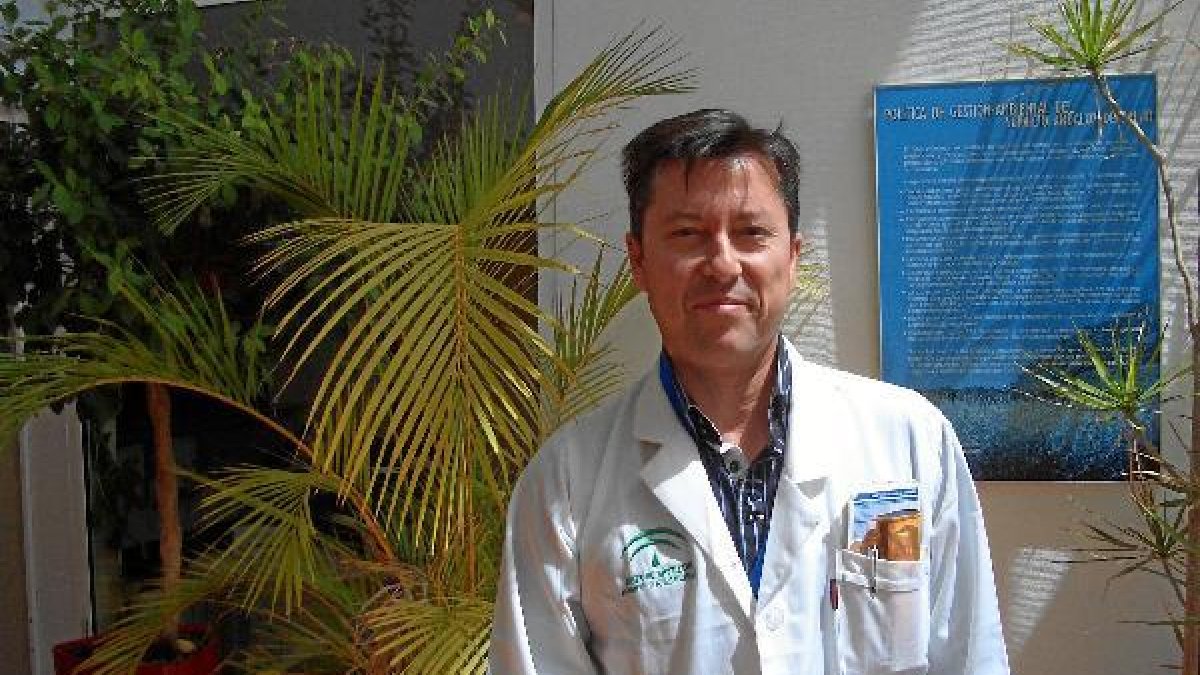 El neurólogo Jesús Olivares en una imagen tomada en el Complejo Hospitalario Torrecárdenas.