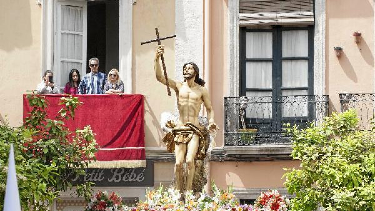 El Resucitado pone el broche de oro a la Semana Santa almeriense
