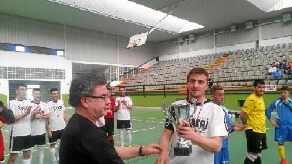 El capitán de Vifran recibiendo la Copa de campeón.