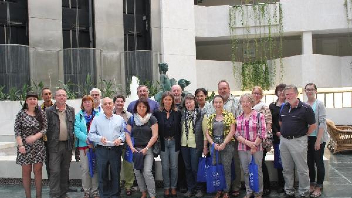 Los turistas en el hall del hotel con la comitiva municipal