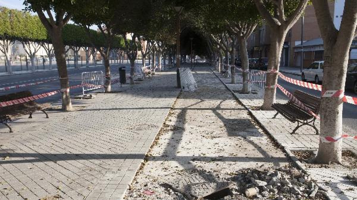 Tramo de obras recién empezadas en la Avenida del Mediterráneo donde se contempla la instalación del carril bici