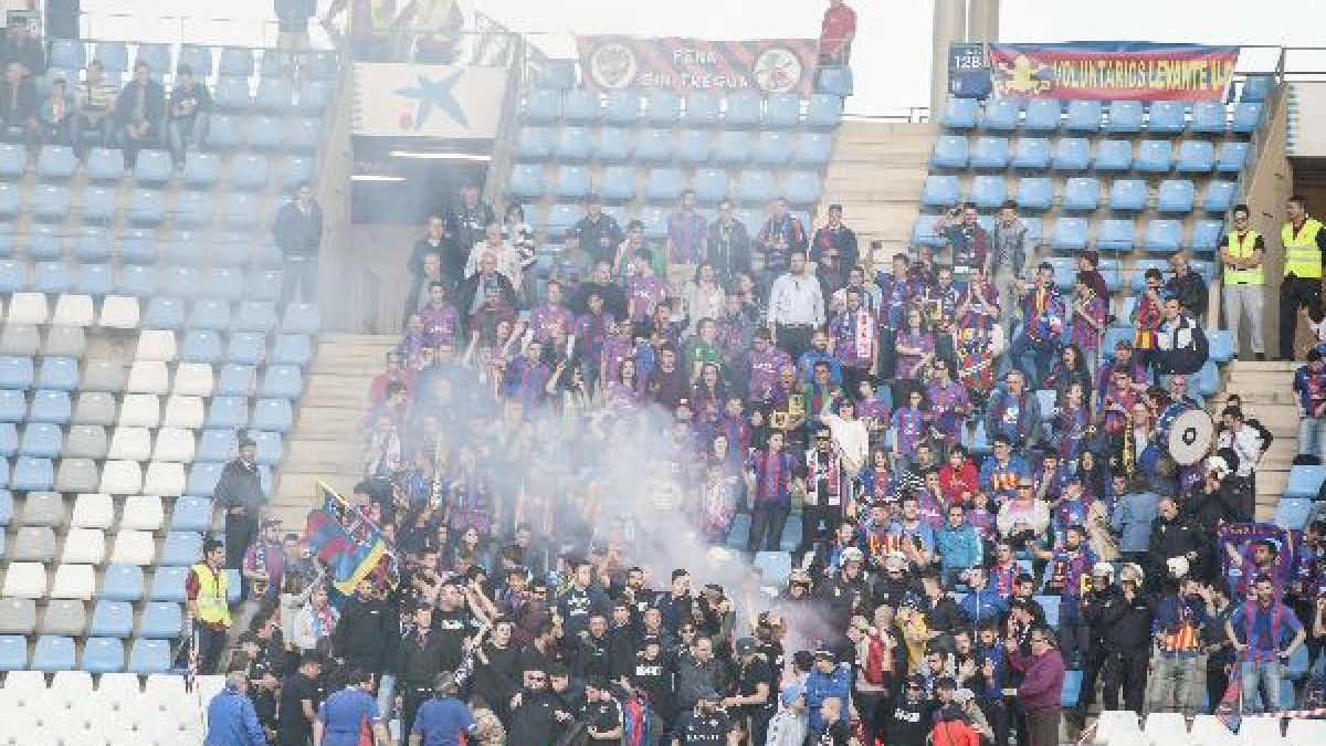 La afición del Levante encendió una bengala.