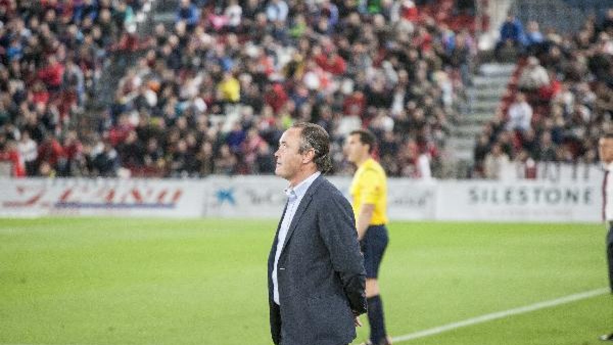 Juan Ignacio Martínez, mirando al cielo.