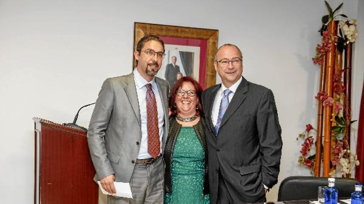 El premiado Francisco Vega, la secretaria del Colegio, María Peña, y el alcalde.