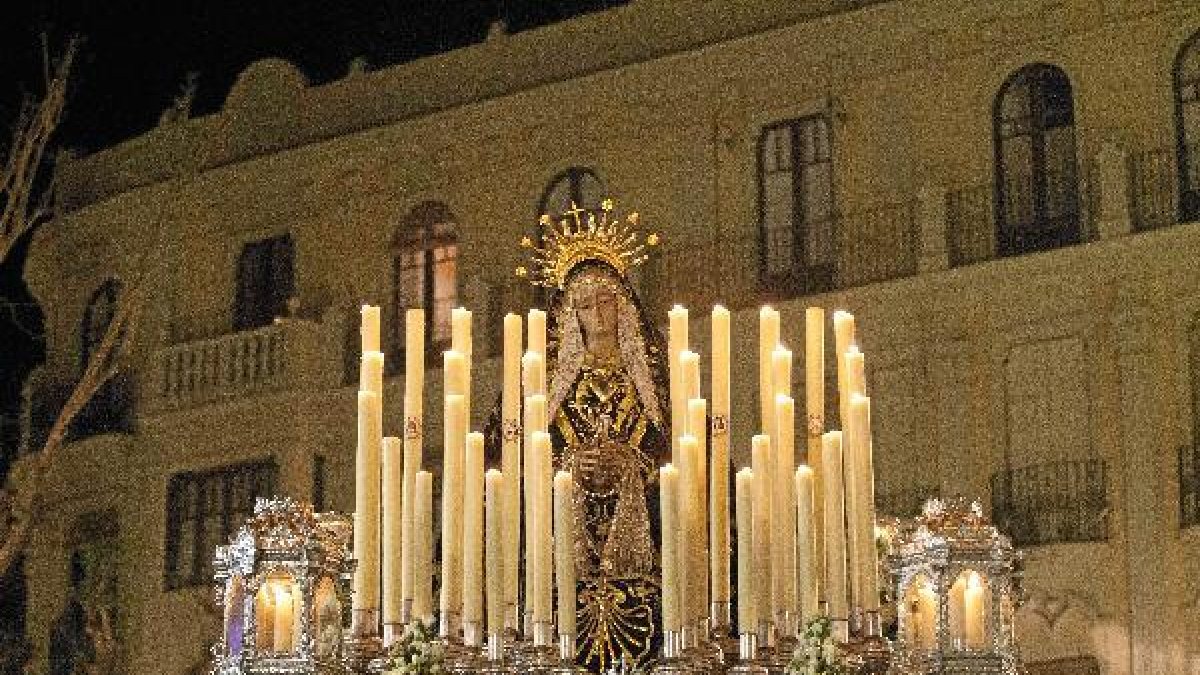 Nuestra Señora de los Dolores a su paso por la Plaza Flores.