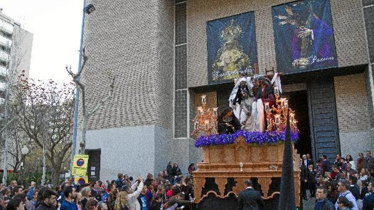 La hermandad de Caridad a su salida del templo.