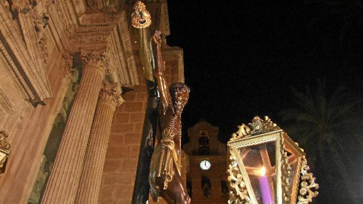 El Cristo de la Escucha a su salida de la Catedral.