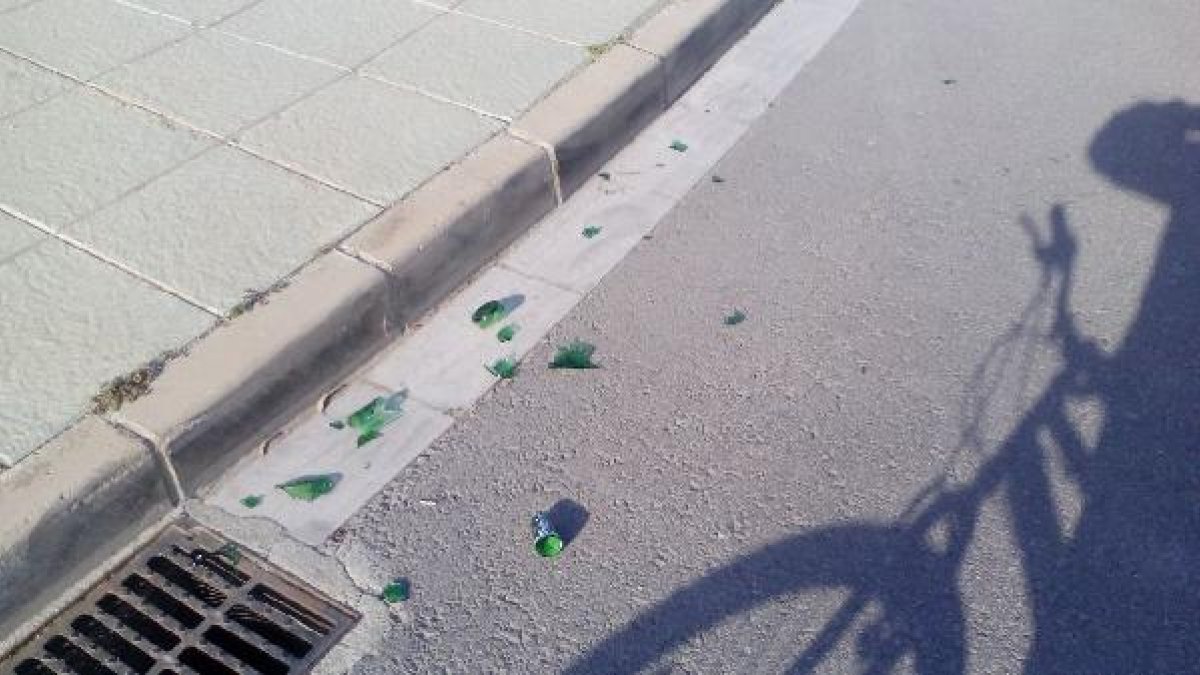 Restos de botellas rotas en el lugar de la pelea.