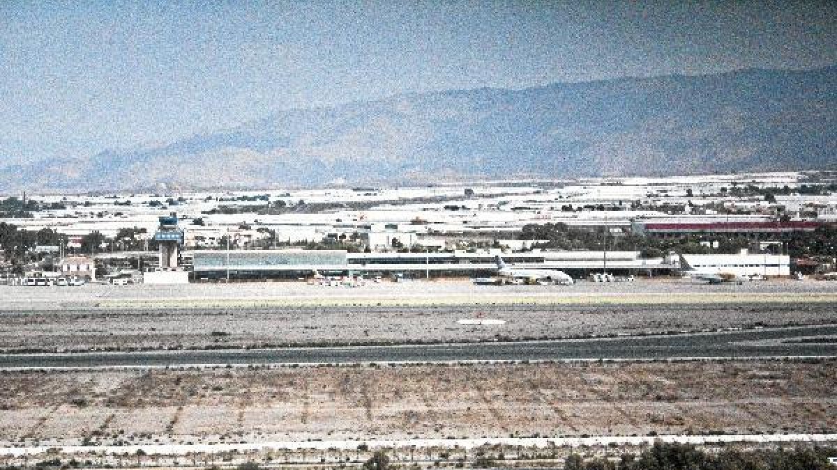 El aeropuerto multiplica su actividad en verano