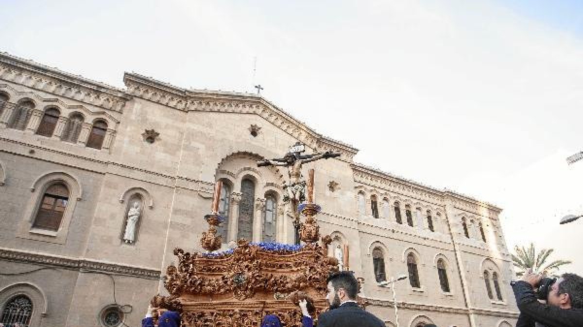 El Santísimo Cristo de la Buena Muerte a su salida de la Compañía de María.