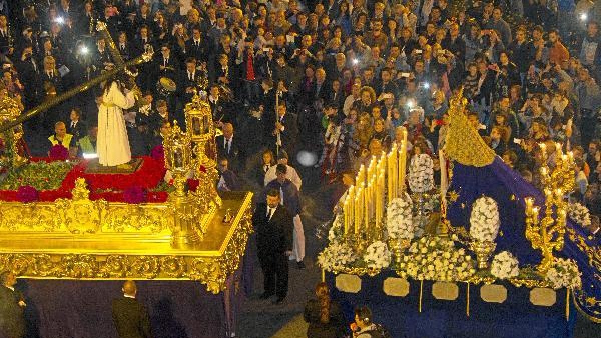 Emocionante Encuentro en plaza Circular, entre las imágenes de Jesús Nazarenoy su Madre, la Virgen de la Amargura.