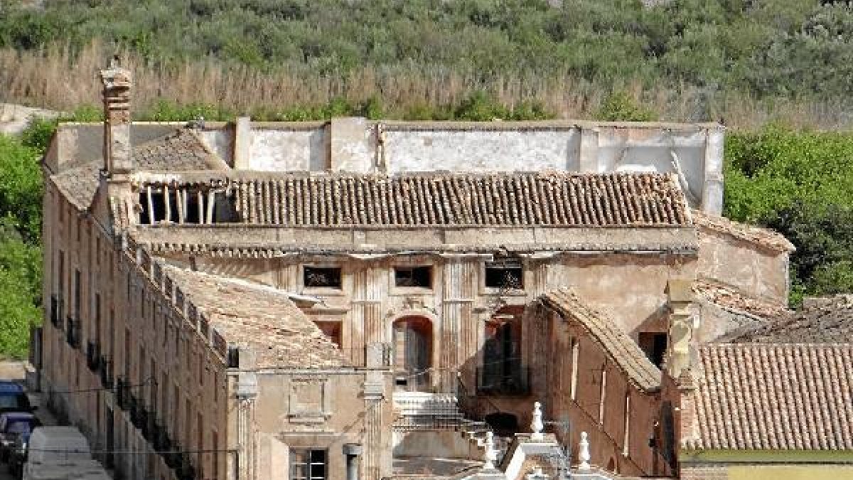 Aspecto exterior del Palacio del Almanzora, monumento neoclásico almeriense muy deteriorado.