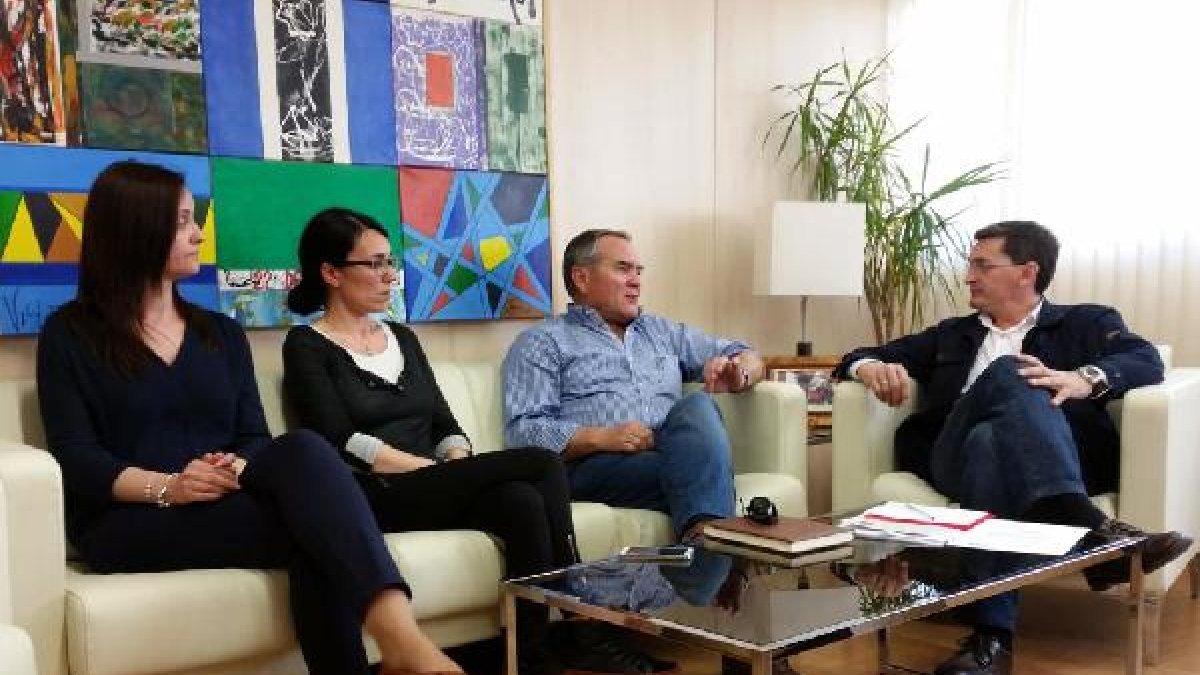 Cristóbal García (tercero porla izquierda) conversa con Sánchez Teuel, a su lado