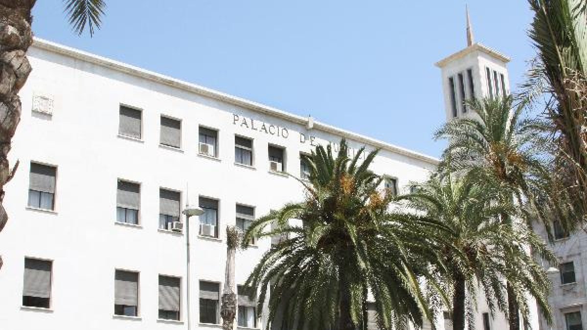 Fachada de la Audiencia Provincial de Almería.