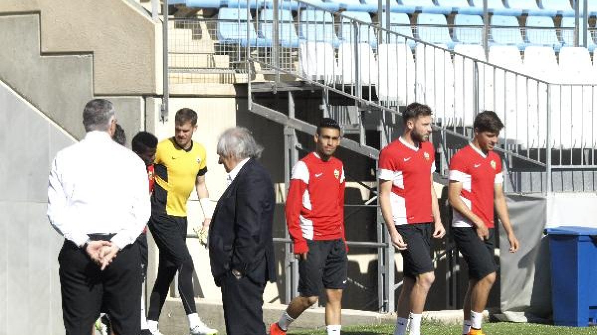 Alfonso García y los jugadores del Almería.